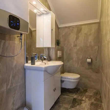 Tasha مالي لوشينغْ